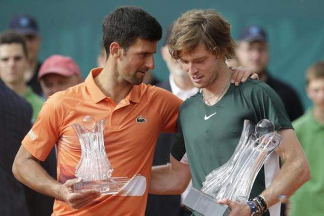 在禁区弧顶 在禁区弧顶